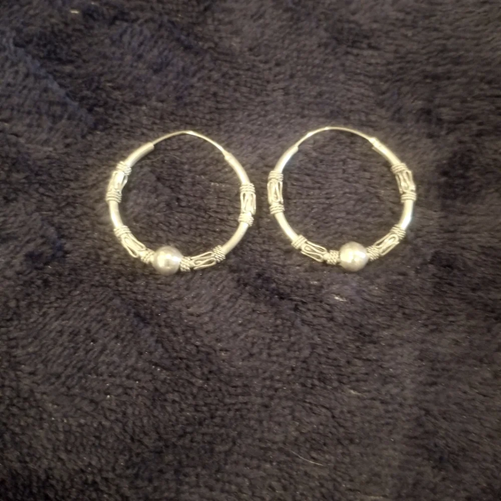 Sold🌺🌺🌺Silver Hoops - Picture 3 of 3